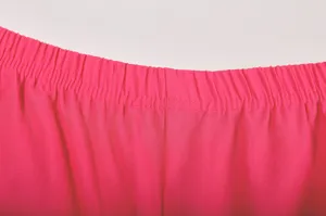Roze casual broek elastische tailleband detailopname, zachte stof en comfortabele pasvorm.