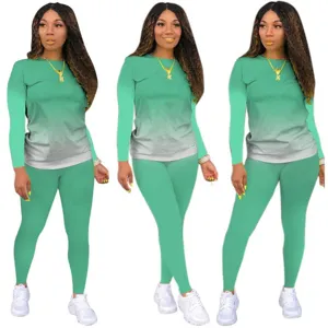 Gedetailleerd overzicht van de stijlvolle gradiënt top met lange mouwen en leggings.