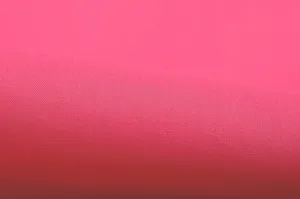 Detailopname van zachte roze stoftekstuur met fijne weving en uitstekende textielkwaliteit.
