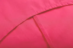 Close-up detail van dames katoen linnen casual set met fijne stiksels en naaivakmanschap.