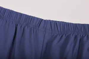 Detailclose-up van de elastische tailleband van een blauwe casual broek, nette stiksels en stof.