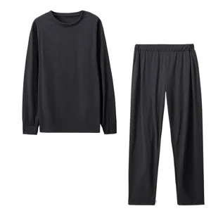 Set top a maniche lunghe e pantaloni tinta unita, vista di dettaglio abbigliamento casual.