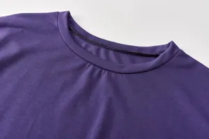 Primo piano del colletto di una maglia a maniche lunghe viola tinta unita, tessuto morbido.