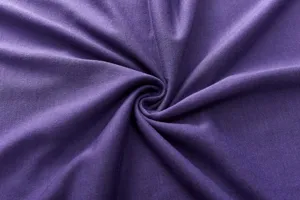 Primo piano dettagliato della morbida trama del tessuto viola, mostrando qualità liscia ed elastica.