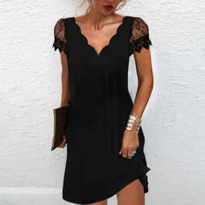 Élégante robe noire à manches courtes, col en V festonné et superbes détails en dentelle.