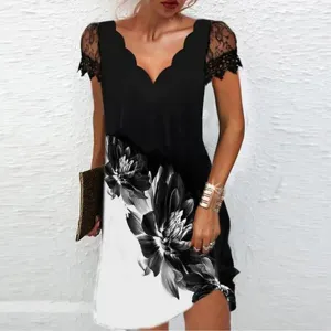 Vue détail robe femme manches courtes dentelle col V festonné impression florale.