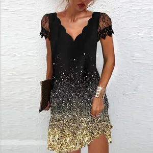 Robe courte en dentelle à col V festonné avec imprimé dégradé pailleté doré élégant.
