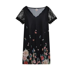Vue détaillée d'une robe noire pour femme à motif floral, manches courtes en dentelle et col en V.