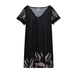 Détail de robe noire à col V, manches courtes en dentelle et impression sur l'ourlet.