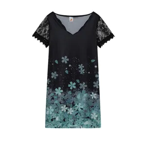 Vue détaillée de la robe noire col V en dentelle pour femme avec imprimé floral.