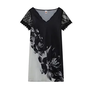 Élégante robe noire et blanche à col V et manches courtes en dentelle pour femmes charmantes.