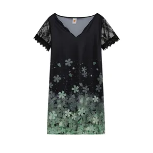 Vue détaillée de la robe noire col V à manches courtes en dentelle et dégradé floral.