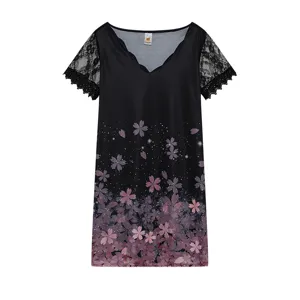 Robe noire à manches courtes en dentelle et col en V avec imprimé fleurs de cerisier.