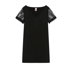 Vue détaillée de la robe noire élégante à manches courtes avec dentelle délicate et col en V.