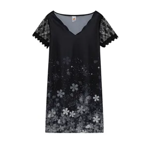 Robe noire imprimé floral col V manches courtes avec bordure en dentelle pour femmes.