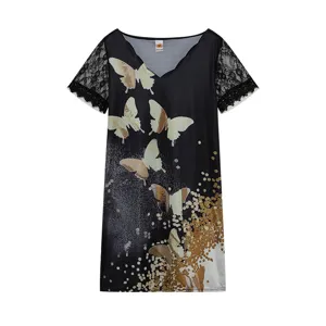 Robe élégante noire col V à manches courtes en dentelle avec imprimé papillon chic.