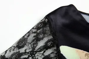 Gros plan détaillé de manches courtes en dentelle noire et tissu lisse avec impression.