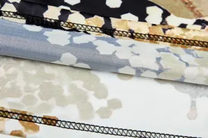 Gros plan sur le tissu de robe à motif avec des coutures propres et une texture douce.