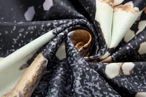 Gros plan détaillé sur le magnifique tissu imprimé d'une robe avec un motif abstrait.