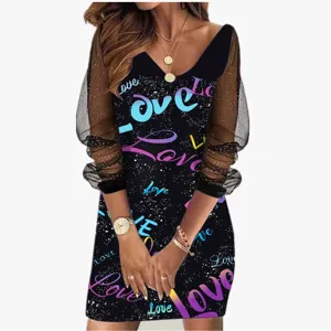 Vista detallada de vestido de malla de manga larga con estampado love colorido y lentejuelas.