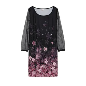 Vista detallada de vestido negro de mujer de manga larga de malla con degradado floral.