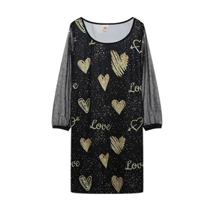 Vista detallada de vestido negro para mujer con mangas de tul transparente y corazones brillantes.