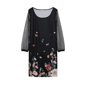 Mangas largas de malla transparente con lentejuelas y detalles de estampado floral en vestido.