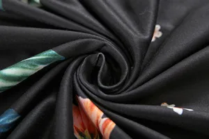 Detalle de tela de vestido de mujer con estampado floral, textura suave y lisa.