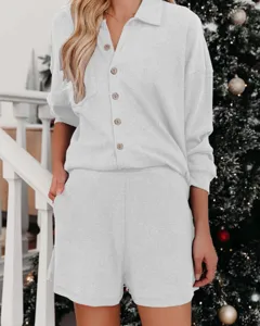 Detalle de cerca del cómodo conjunto de loungewear acanalado con top de solapa y pantalones.