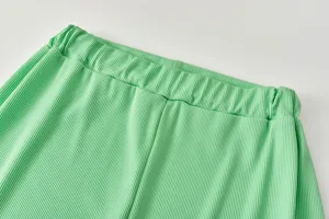Ανοιχτό πράσινο ριγέ παντελόνι με ελαστική μέση κοντινή λήψη λεπτομέρεια ένδυσης