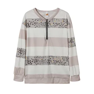 Detailansicht des langärmeligen V-Ausschnitt-Sweatshirts mit Streifen und Leopardenmuster.