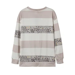 Nahaufnahme Detailansicht des gestreiften Langarm Sweatshirts mit modischen Leoparden Einsätzen.