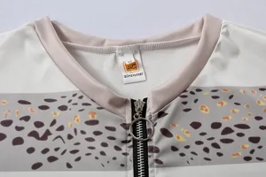 Nahaufnahme Detail des Damen V-Ausschnitt gestreifter Sweatshirt mit Metallring Reißverschluss.