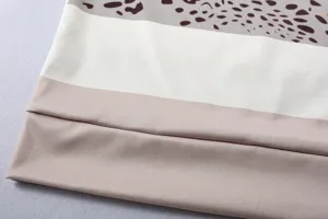 Detailansicht des farbblockierten Sweatshirt-Stoffes mit stilvollem abstrakten Print.
