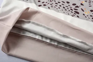 Nahaufnahme Detail zeigt feine Nähte und mehrfarbig gestreifte Stofftextur des lässigen Sweatshirts.