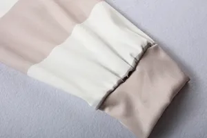 Nahaufnahme des gestreiften Sweatshirt-Armels mit weicher Stofftextur, lässiger Stil.