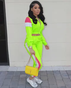 Γυναικείο casual αθλητικό σετ φόρμας color block με neon πράσινο, ροζ και λευκό σχέδιο.