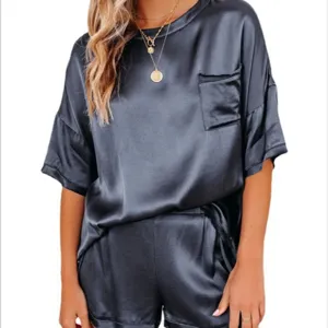 Effen satijnen korte mouw top en shorts loungewear pyjama tweedelige set voor dames.