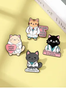 Gros plan de charmantes broches émaillées chat docteur avec des citations, texture alliage.