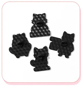 Détail de badges émaillés de médecin animal de dessin animé, dos de broche chat infirmière.