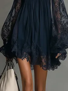 Exquisito vestido de encaje transparente con mangas largas y delicados motivos florales.