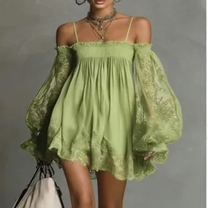Vestido verde hombros descubiertos encaje manga larga, detalle mesh tirantes finos.