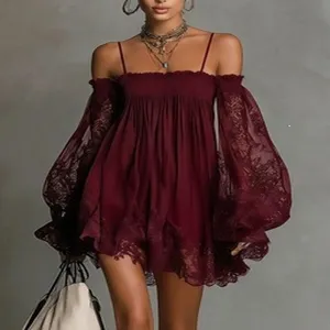 Detalle del vestido de encaje sexy con hombros descubiertos y mangas largas transparentes.