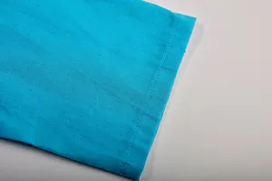 Lichtblauwe katoen linnen kleding detail mouw of manchet weergave effen kleur casual stijl