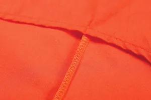 Detailweergave van katoenen linnen dameskleding set met fijne textuur en nette stiksels.