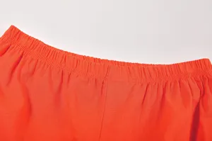 Detail van de elastische taille van de rode katoenen en linnen casual broek
