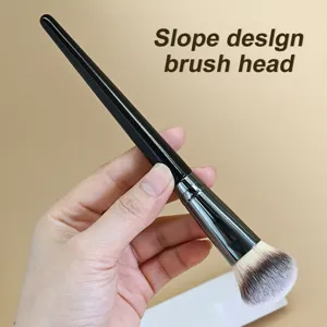 Brocha de maquillaje angular profesional con cerdas suaves para un contorneado preciso.