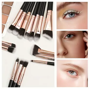 Close-up van make-up kwasten met zachte haren, roségouden hulzen en prachtige ooglooks.