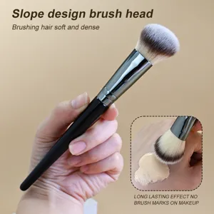 Brocha de maquillaje biselada profesional con cerdas suaves para una base líquida impecable.