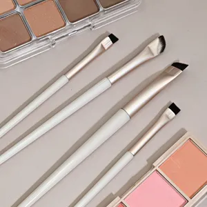 Detailansicht des 4-teiligen Make-up-Pinsel-Sets mit angewinkelten Borsten für präzise Linien.